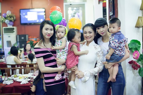 Diễn viên Diệu Hương và người mẫu Huyền Thư lần đầu khoe hai cô con gái đáng yêu trước ống kính phóng viên